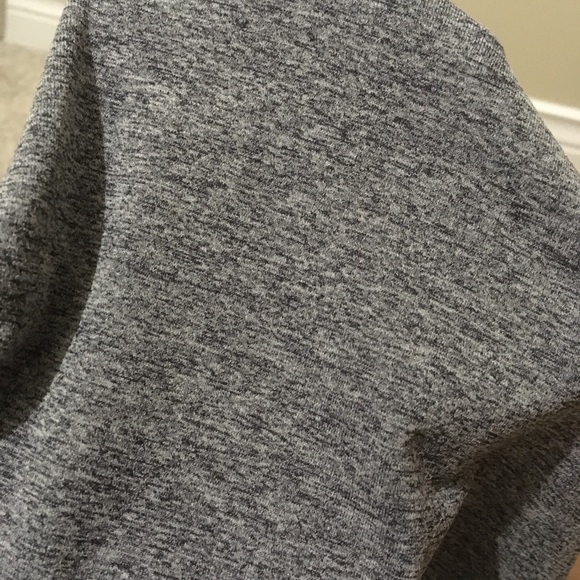 V-neck sleeveless 🛍 - Picture 4 of 4